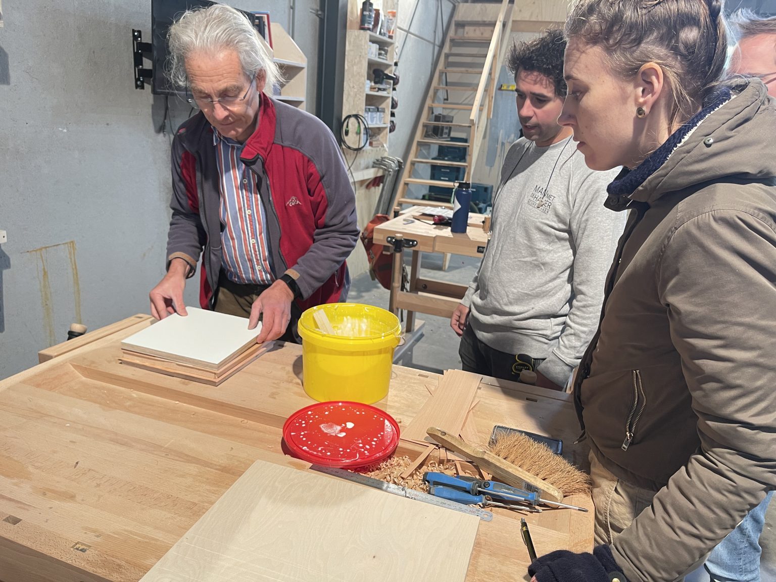 Cursus meubelmaken / houtbewerken – Man met de hamer
